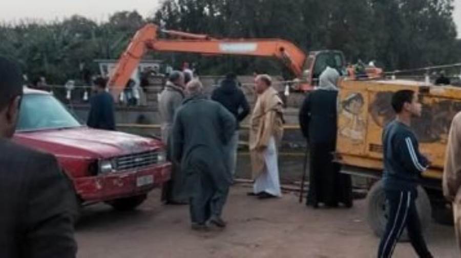 سقوط سيارة نقل من معدية منشأة القناطر