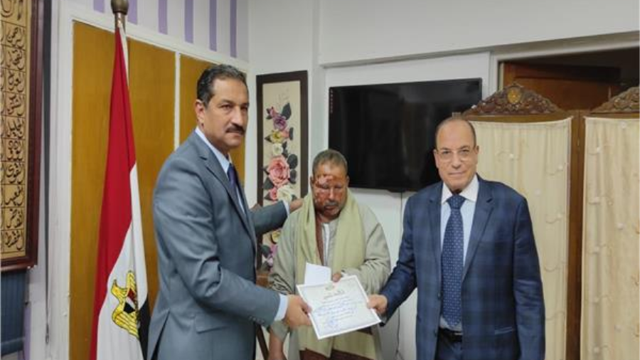 تكريم موظف مدرسة الجيزة