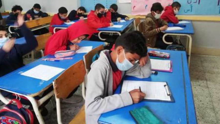 طلاب يؤدون الامتحانات