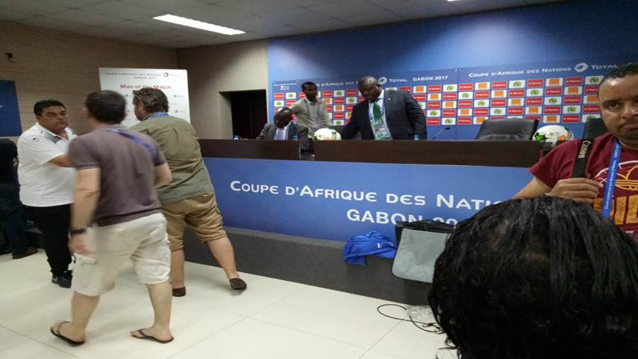 سرقة الميكروفون في مؤتمر صحفي بأمم إفريقيا