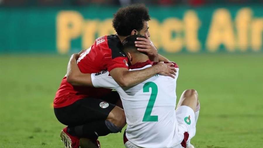 محمد صلاح يواسي أشرف حكيمي بعد هزيمة المغرب