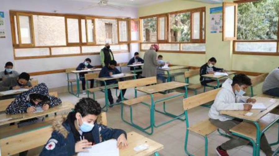 طلاب الشادة الإعدادية يؤدون امتحانات الفصل الدراسي الأول