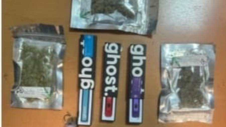 إحباط تهريب كمية من زيت الماريجوانا و2 صاعق وقلم تجسس بجمارك