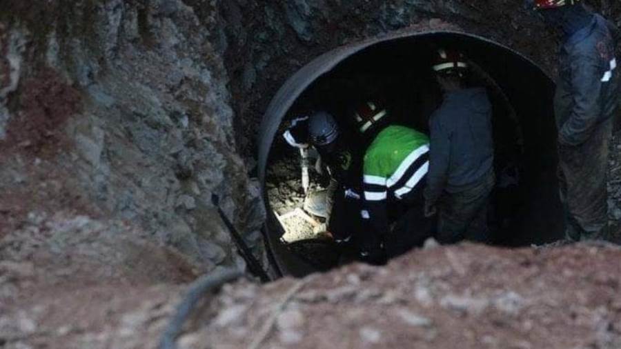 الفريق الطبي يتدخل لإسعاف ريان