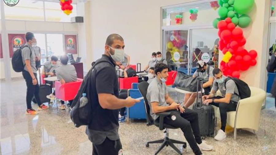 لاعبو منتخب مصر يغادرون مطار ياوندي في طريق العودة للقاهرة
