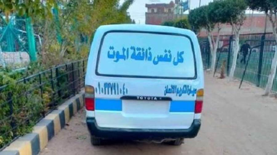 سيارة نقل الموتى داخل ملعب مصري