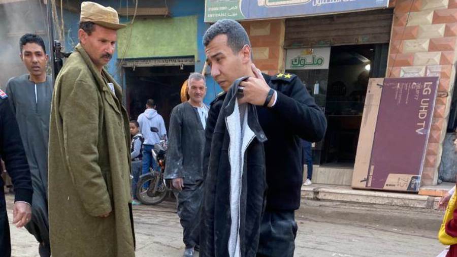 ضابط شرطة تدخل لإخماد حريق العياط