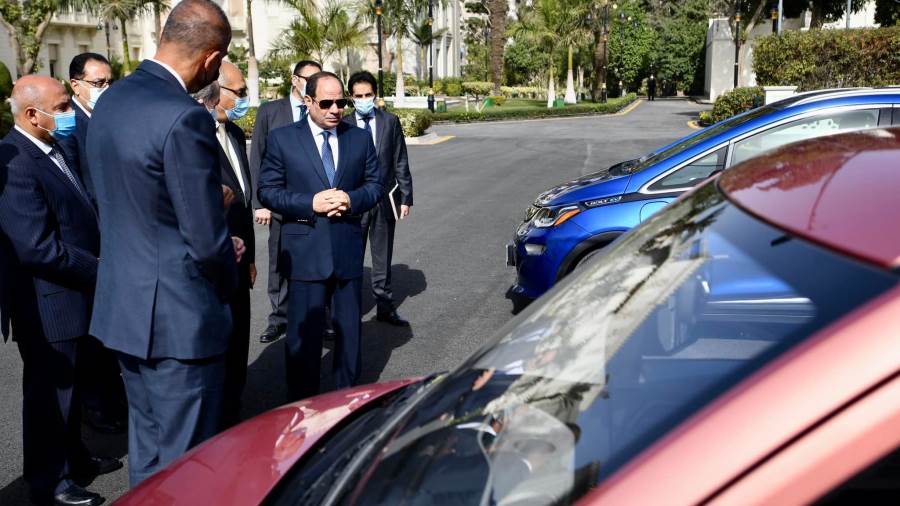 الرئيس السيسي يتفقد السيارات الكهربائية التى سيتم صناعتها فى