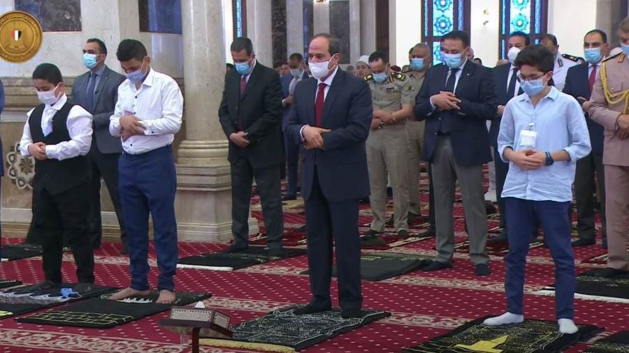 الرئيس عبد الفتاح السيسي يؤدي صلاة عيد الفطر