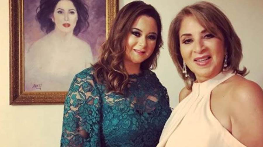 مي نور الشريف مع والدتها الفنانة بوسي