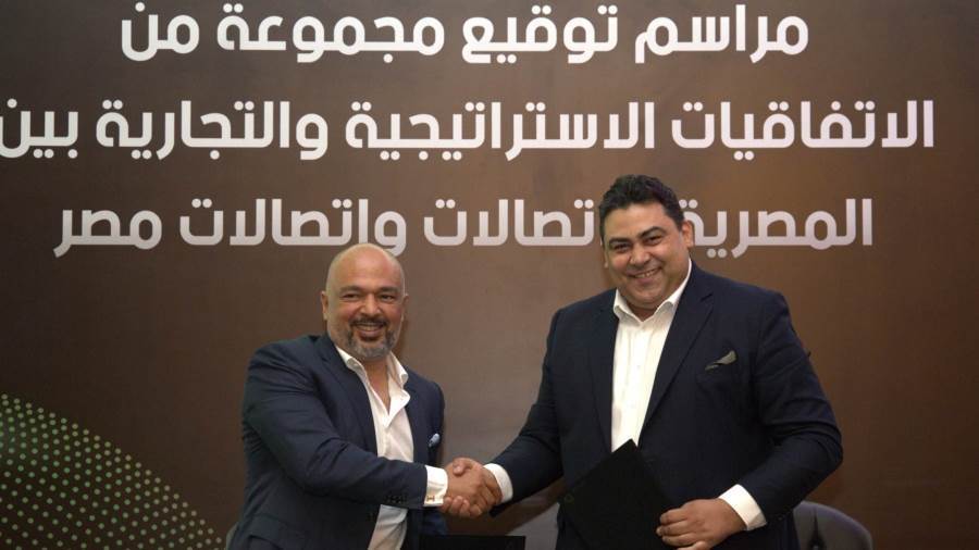 جانب من توقيع الاتفاقيات بين الشركة المصرية للاتصالات وشركة 
