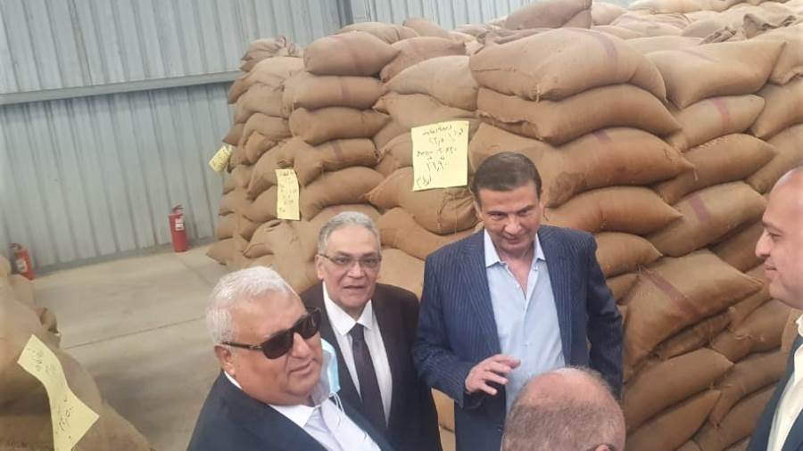 علاء فاروق رئيس البنك الزراعي خلال زيارته ووفد من قيادات الب