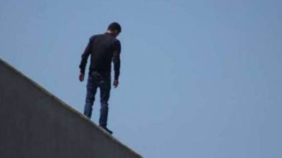 شاب ينهي حياته بإلقاء نفسه من أعلي كوبري دسوق