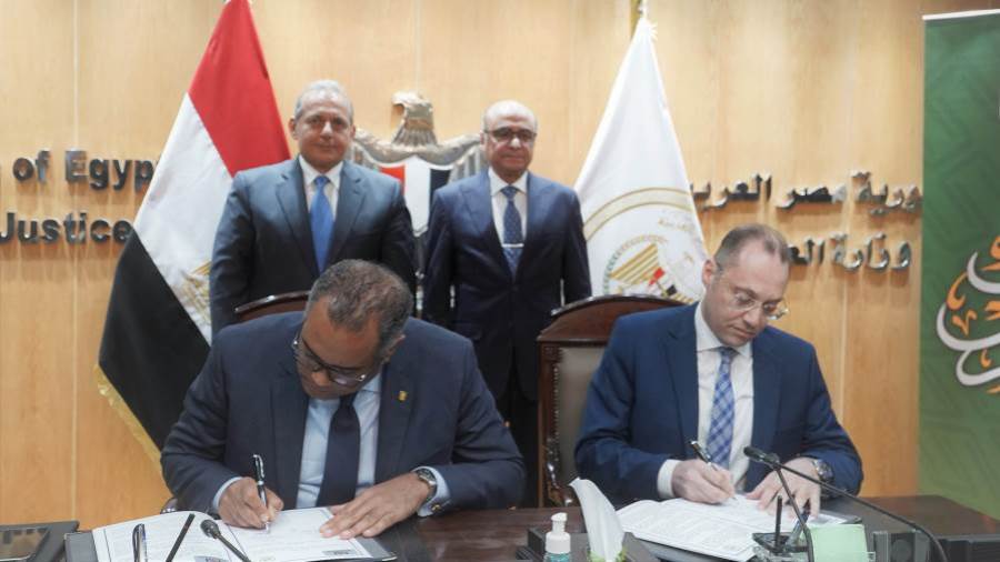 جانب من توقيع بروتوكول تعاون بين البنك الأهلي ووزارة العدل ل