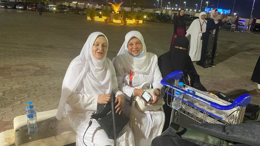 أول أفواج الحجاج على مطار القاهرة