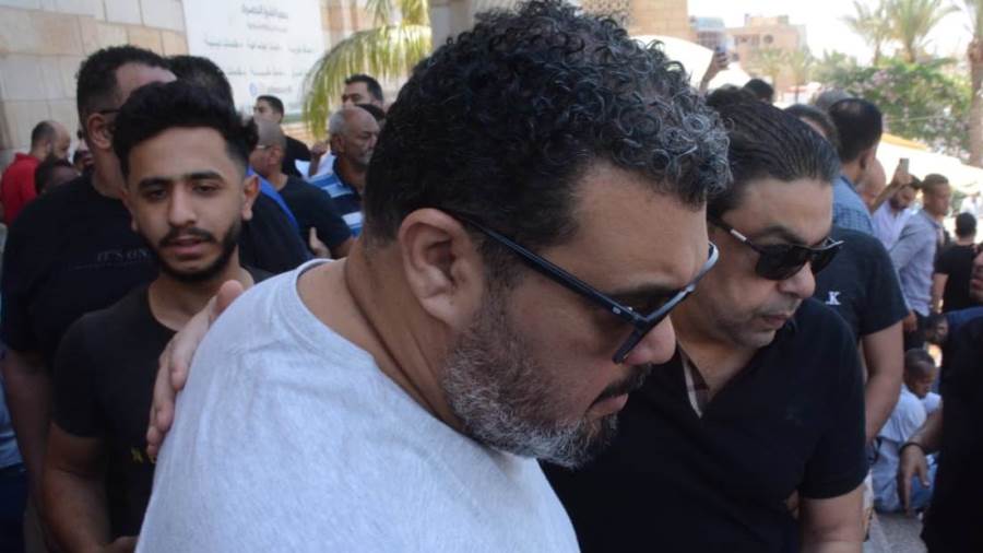 أحمد فتحي اثناء تشييع جثمان والده