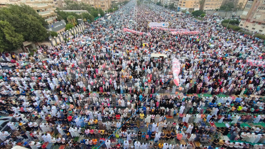 الآلاف يؤدون صلاة عيد الأضحى بمسجد أبو بكر الصديق بمساكن شير