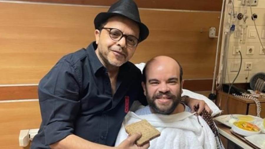 محمد عبد الرحمن في المستشفى مع الفنان محمد هنيدي