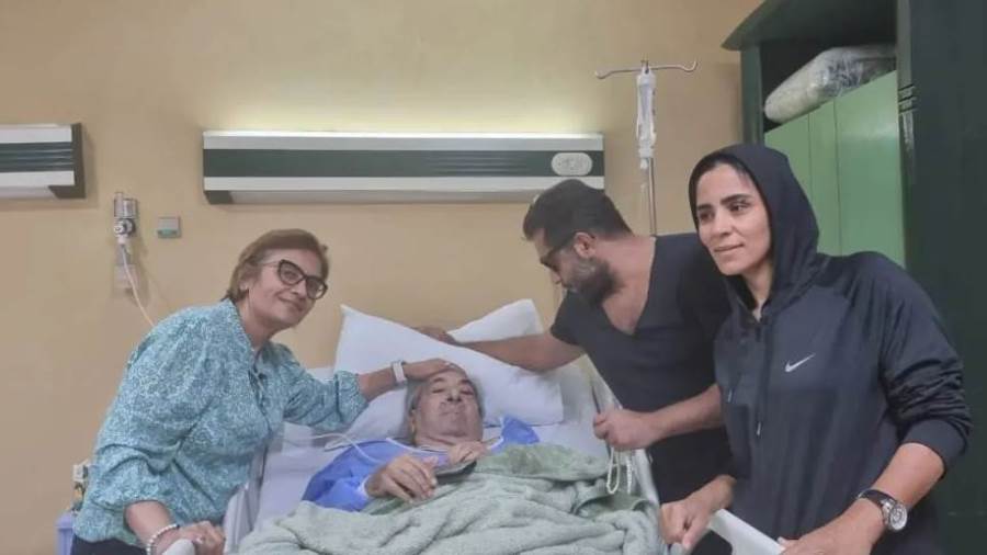 أحمد فلوكس مع والدة فاروق فلوكس بعد خروجة من العمليات