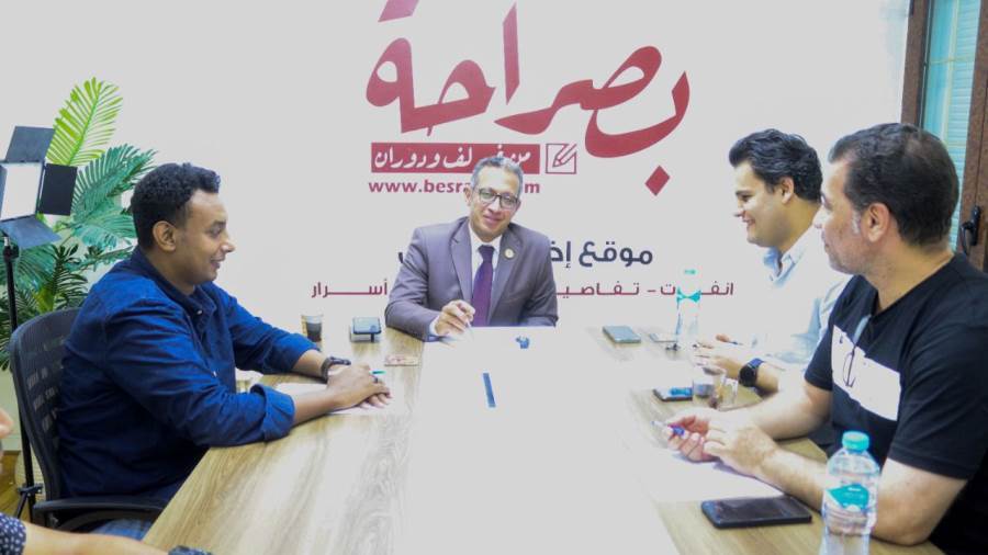 المحامي طارق العوضي عضو لجنة العفو الرئاسي خلال ندوة موقع بص