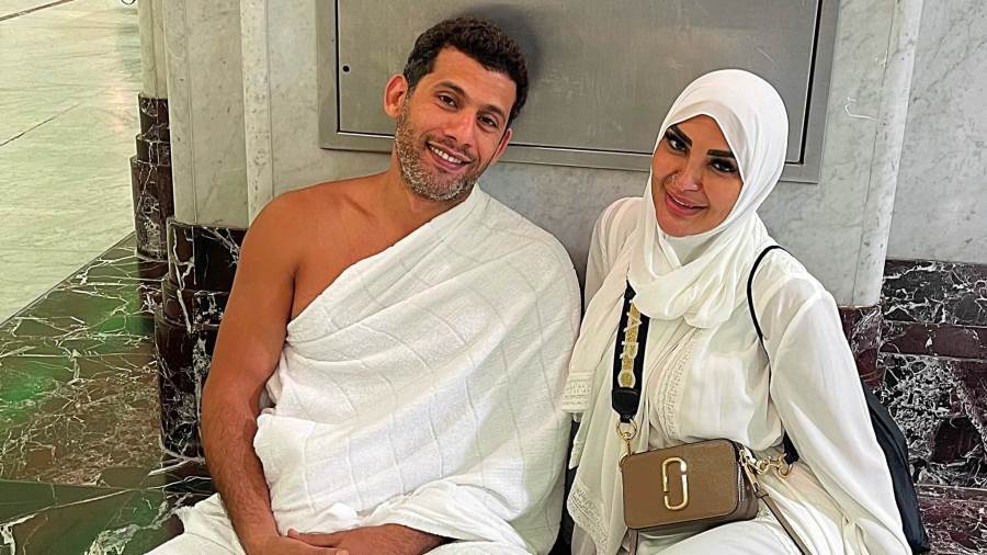 سالي عبد السلام مع زوجها بملابس العمرة
