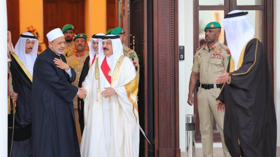 ملك البحرين يستقبل شيخ الأزهر فى مطار قاعدة الصخير الجوية