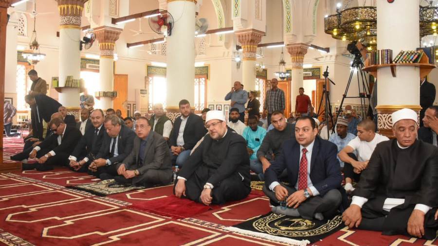 وزير الأوقاف ومحافظ الإسكندرية يفتتحان المسجد الكبير بالمعمو