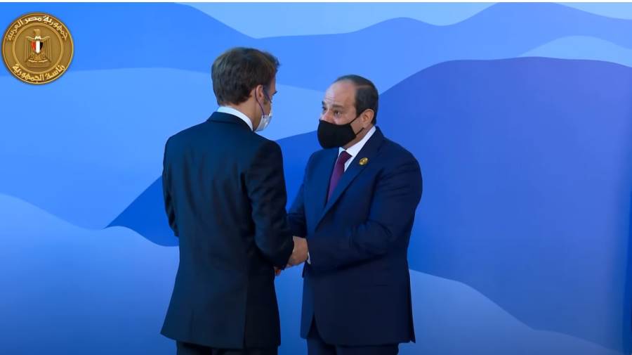 الرئيس السيسي يستقبل رئيس فرنسا استعدادا لقمة المناخ