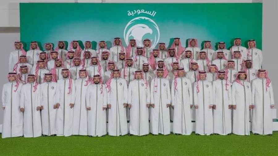 منتخب السعودية بالزي الرسمي