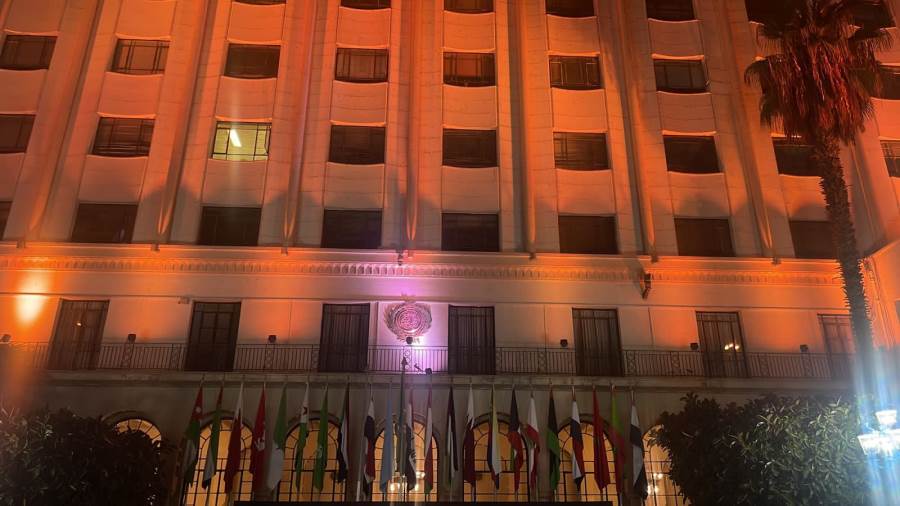 إضاءة مقر الجامعة العربية باللون البرتقالي