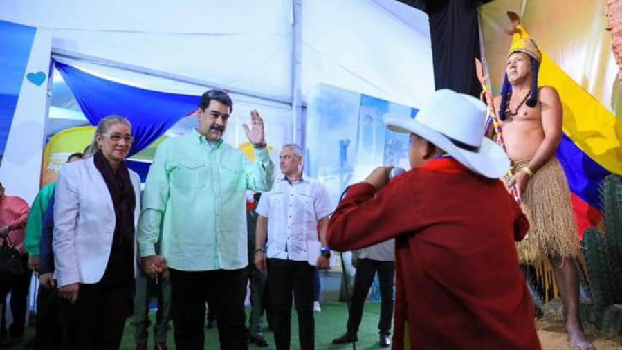 الرئيس الفنزويلي يتفقد الجناح المصري بمعرض فنزويلا الدولي لل