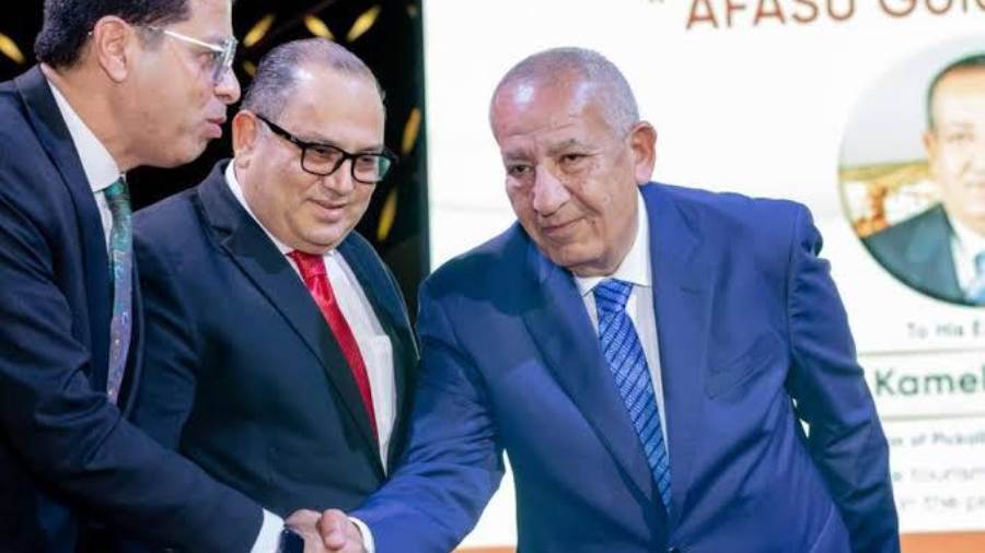 الاتحاد الأفروأسيوي يمنح كامل أبو علي جائزة التميز في القياد