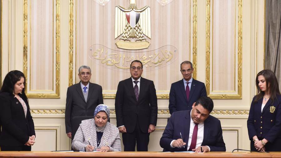 توقيع بروتوكول بين المصرية للاتصالات والمصرية لنقل الكهرباء