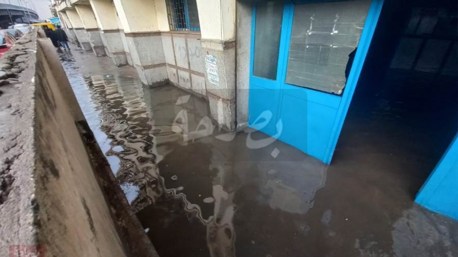مياة الأمطار تحاصر مستشفى الجمهورية العام بالإسكندرية