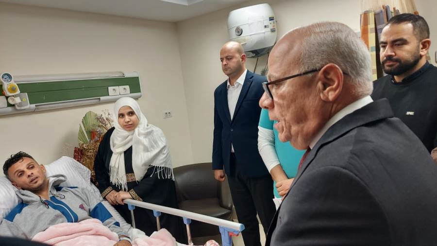 محافظ بورسعيد في زياة المصابين