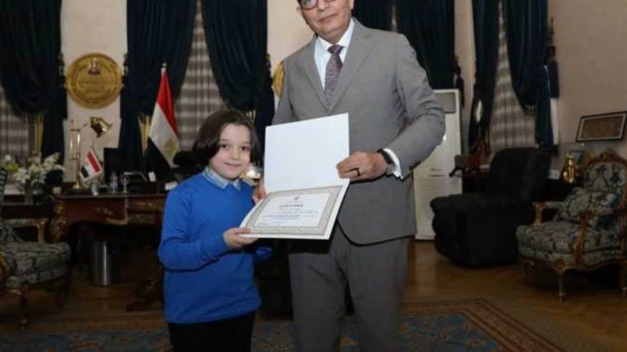 وزير التعليم يكرم طالب حصل على المركز الأول عالميا في مسابقة