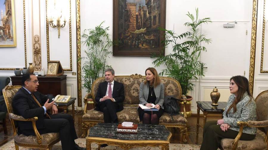 رئيس الوزراء مع سفير إيطاليا لدى مصر