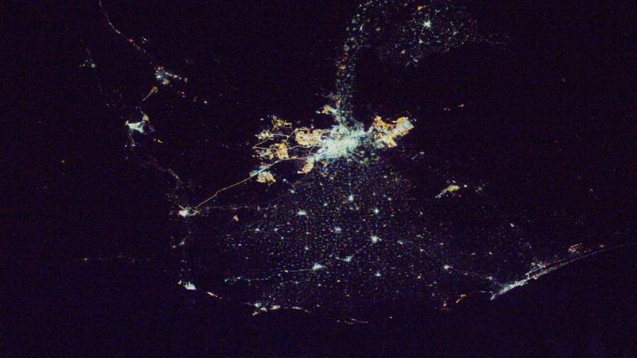 صورة مدينة القاهرة منيرة من الفضاء