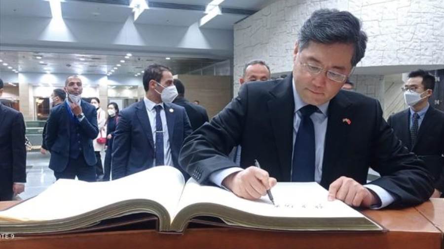 وزير الخارجية الصيني يدون كلمة في دفتر زيارات المتحف