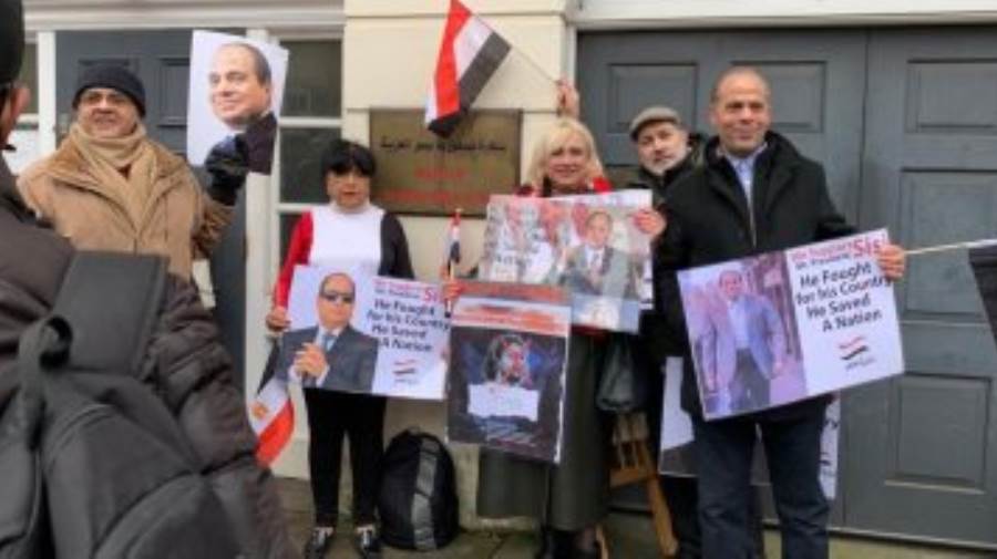 احتفال المصريين أمامك السفارة المصرية بلندن