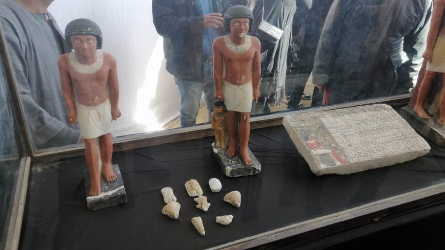 العثور على أقدم مومياء غير ملكية و12 قطعة من التماثيل