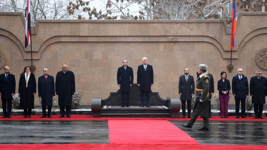 الرئيس السيسي ونظيره الأرميني يستعرضان حرس الشرف