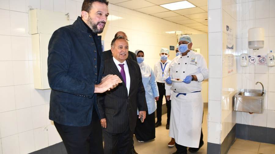 السفير نبيل فهمي وزير الخارجية الأسبق يزور مستشفى الناس الخي