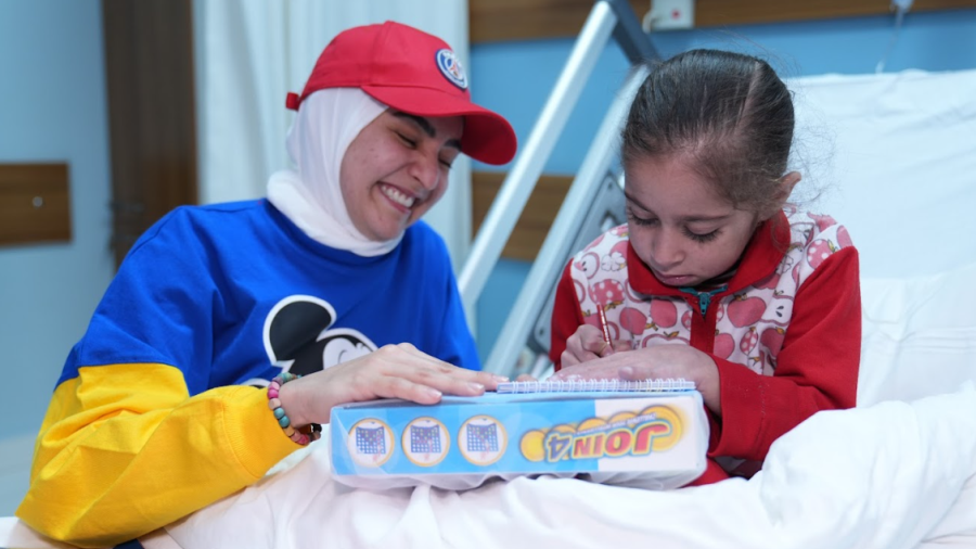 الفنانة هلا رشدي تداعب أطفال مستشفى الناس خلال زيارتها