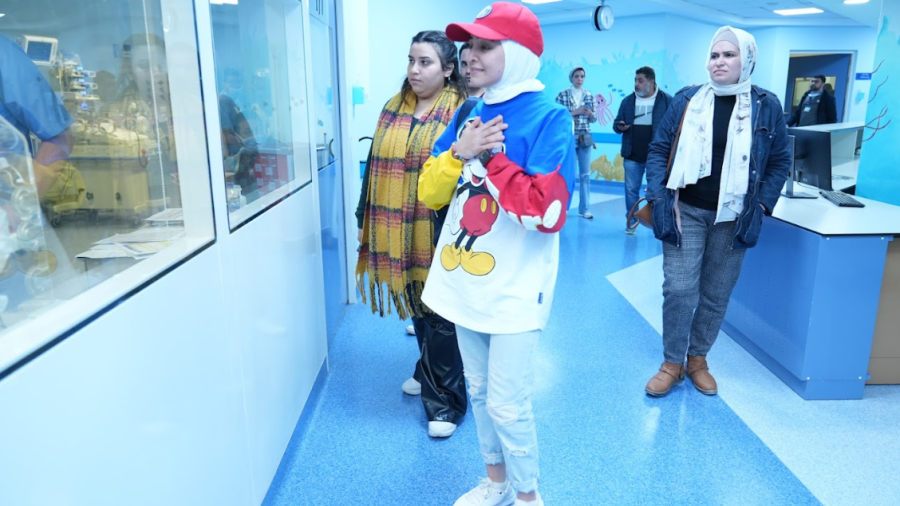 الفنانة هلا رشدي تزور مستشفى الناس للأطفال