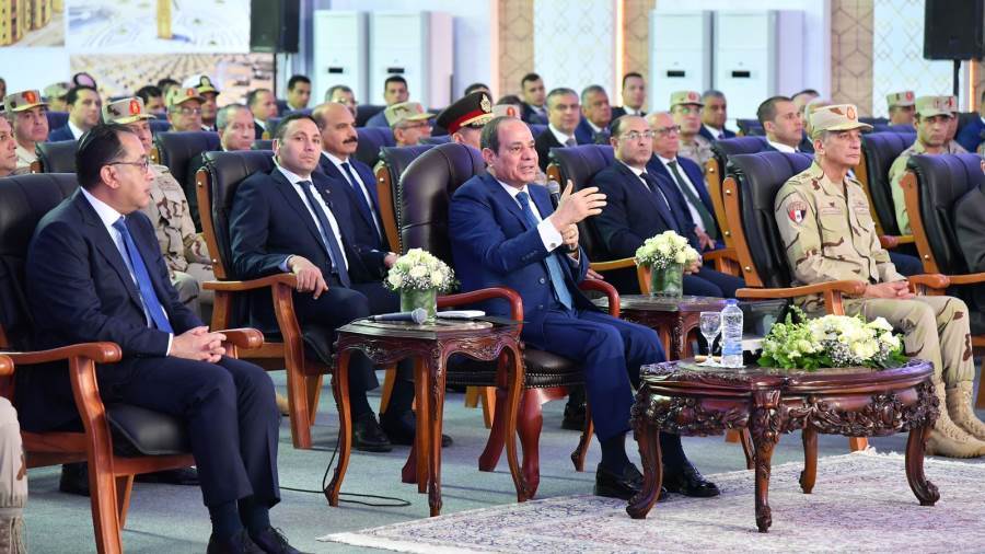 الرئيس السيسي يتفقد اصطفاف المعدات المشاركة في تنفيذ خطة الد