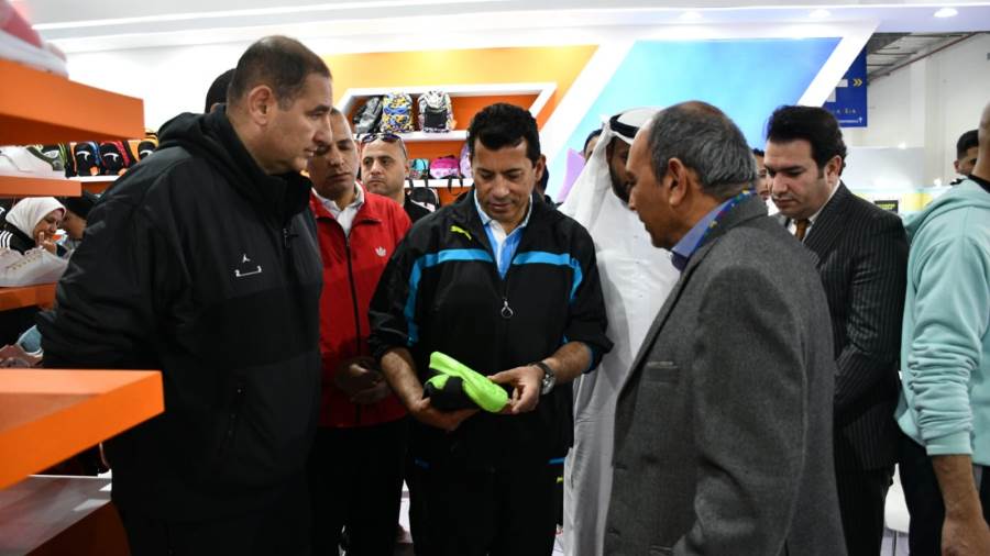 وزير الرياضة يصطحب مدير نادى بنى ياس فى جولة داخل أجنحة معرض