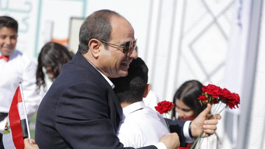 الرئيس السيسي يحتضن طفل من المنيا