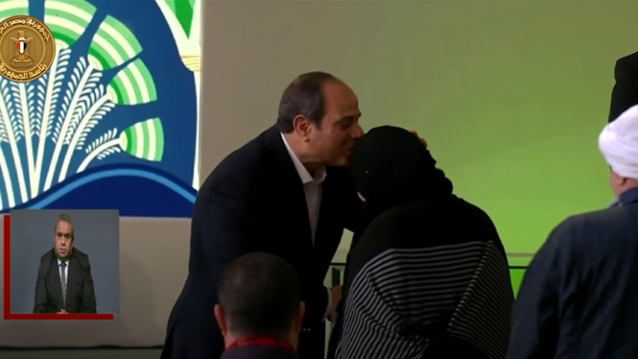 الرئيس السيسي يقبل رأس والدة شهيد
