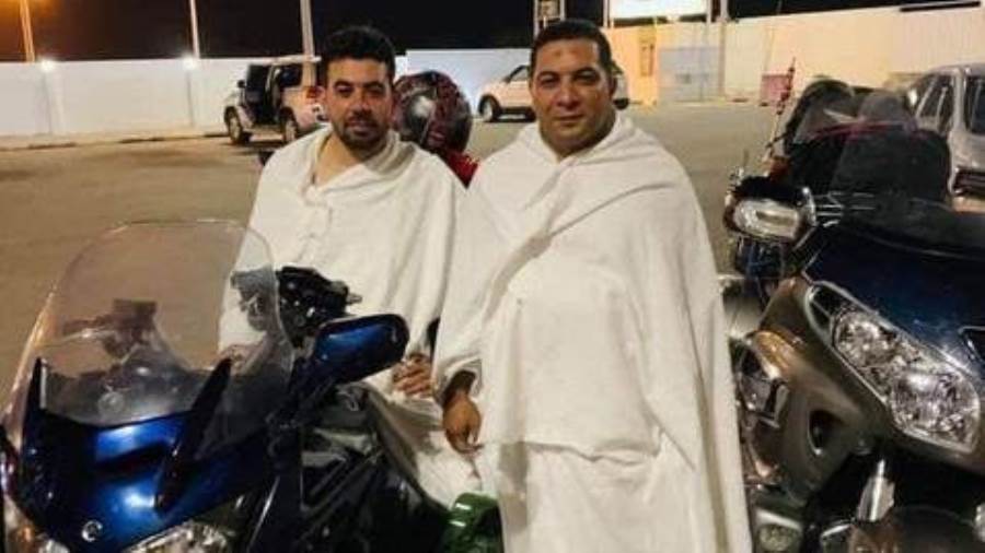 صديقان يسافران إلى مكة